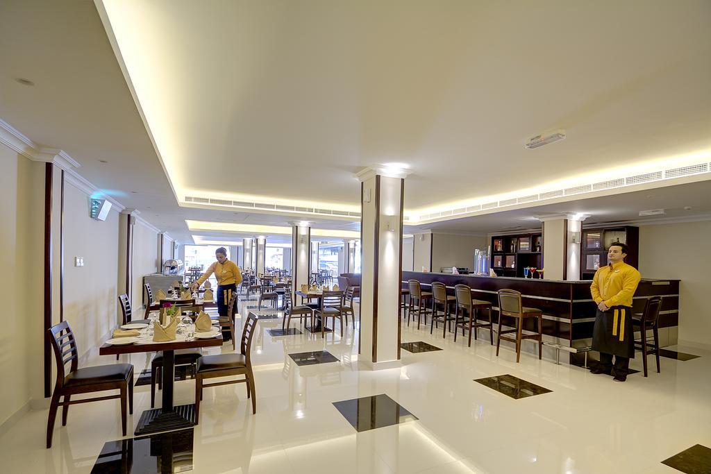 Ajman Beach Hotel Bagian luar foto