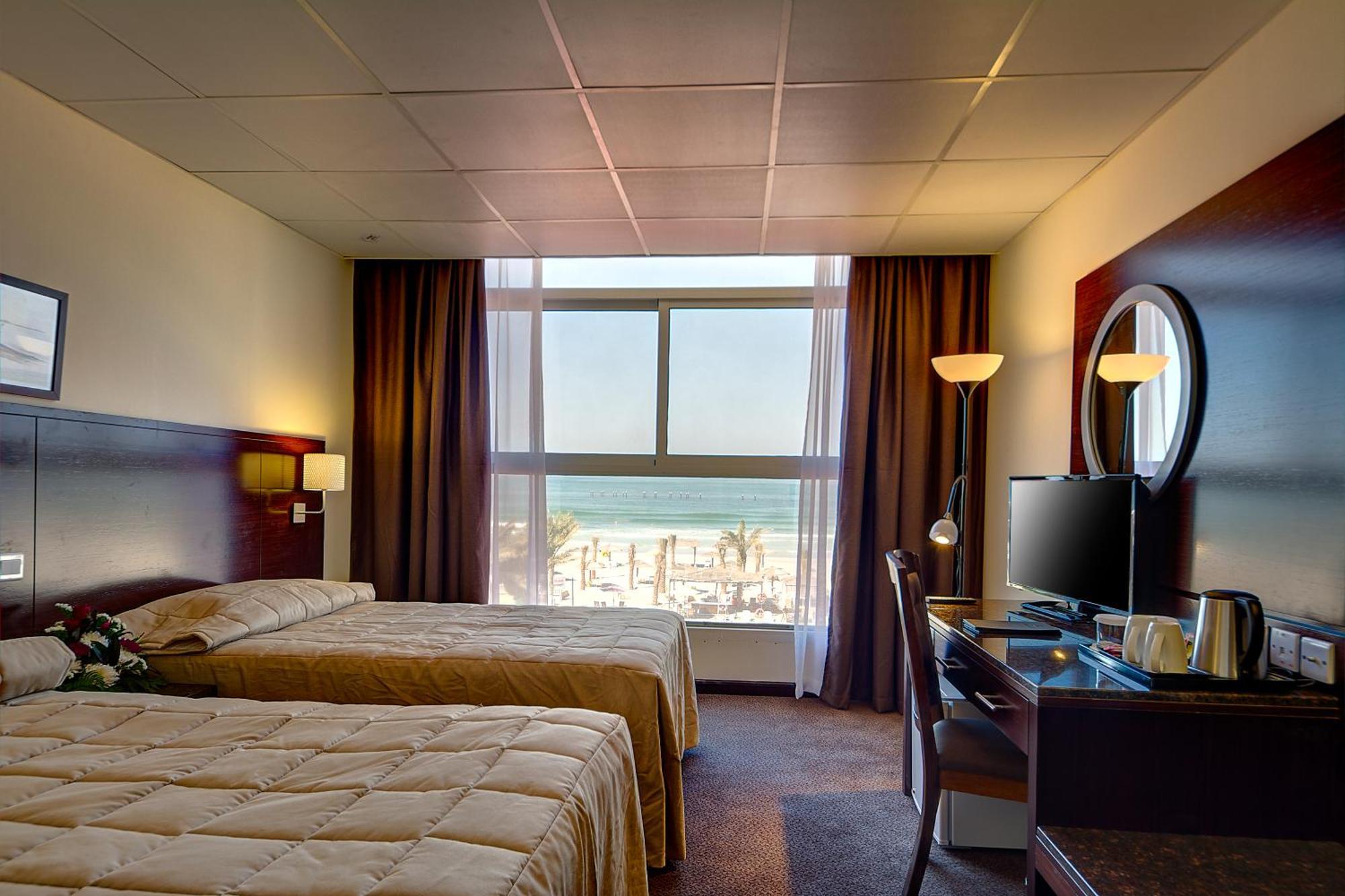 Ajman Beach Hotel Bagian luar foto