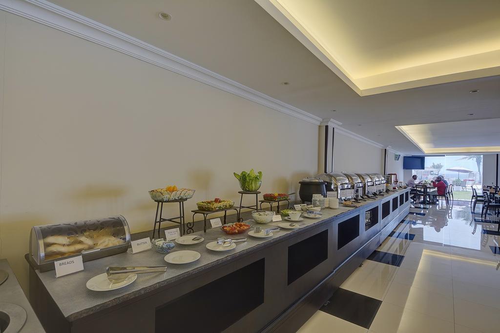 Ajman Beach Hotel Bagian luar foto