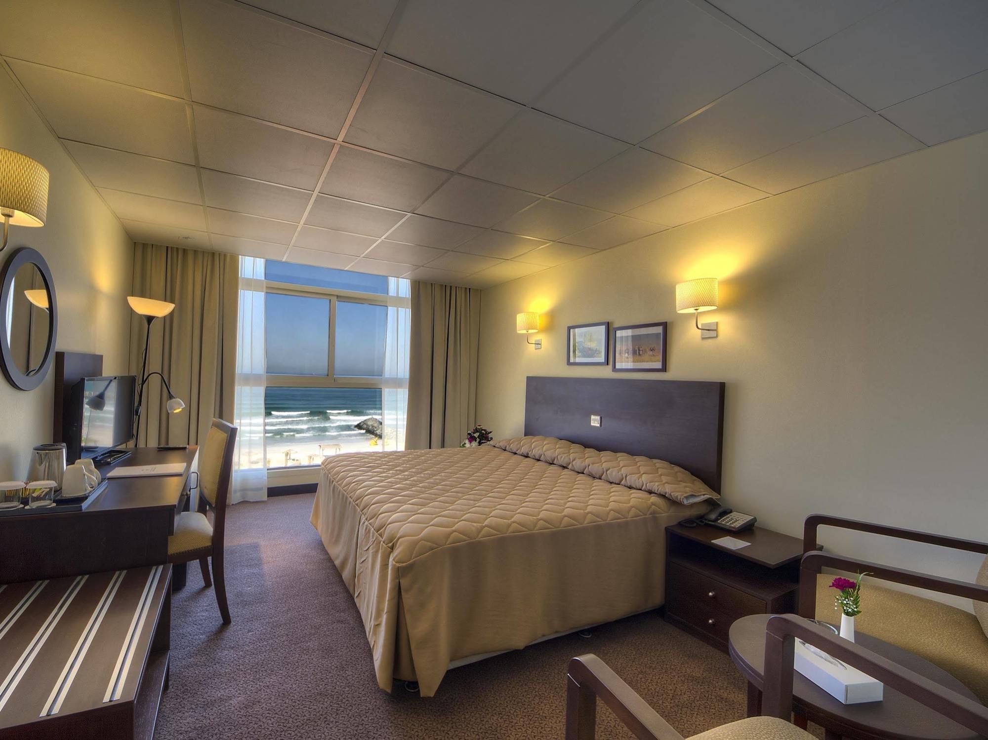 Ajman Beach Hotel Bagian luar foto