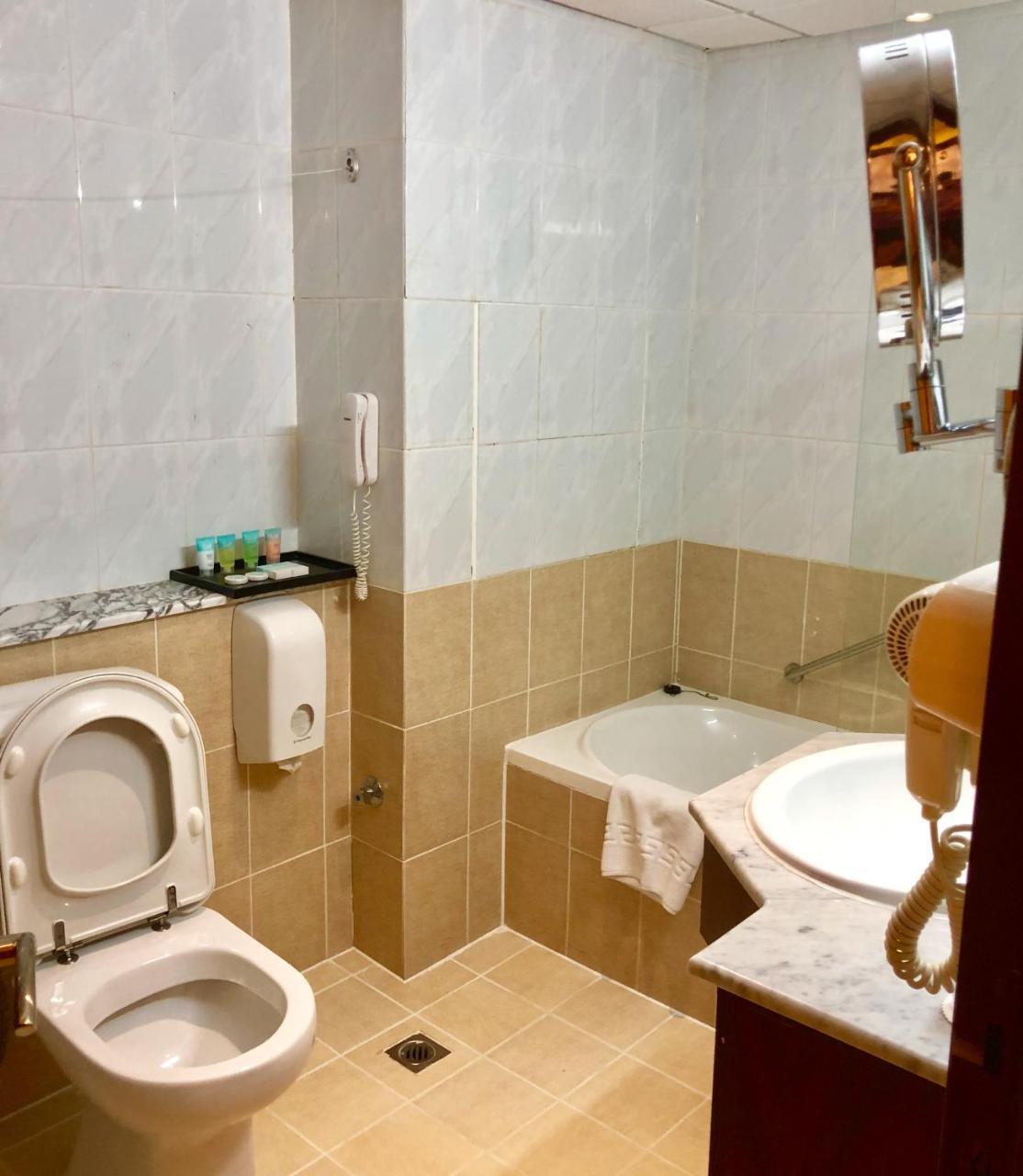 Ajman Beach Hotel Bagian luar foto